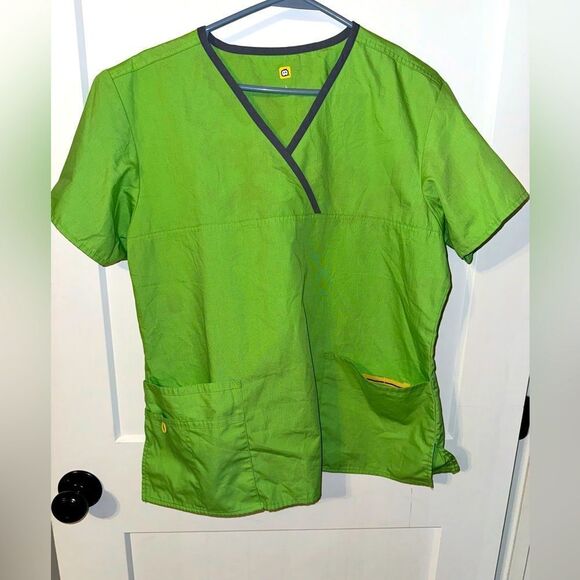 WOMENS NURSE SCRUB TOP - Picture 1 of 5